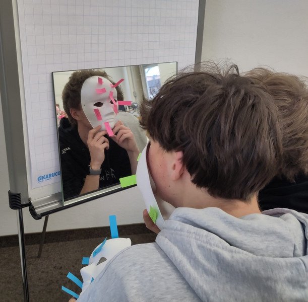 Bei der Masken&uuml;bung geht es um Reflexion &uuml;ber Selbst- und Fremdwahrnehmung; Foto: Universit&auml;t  Passau