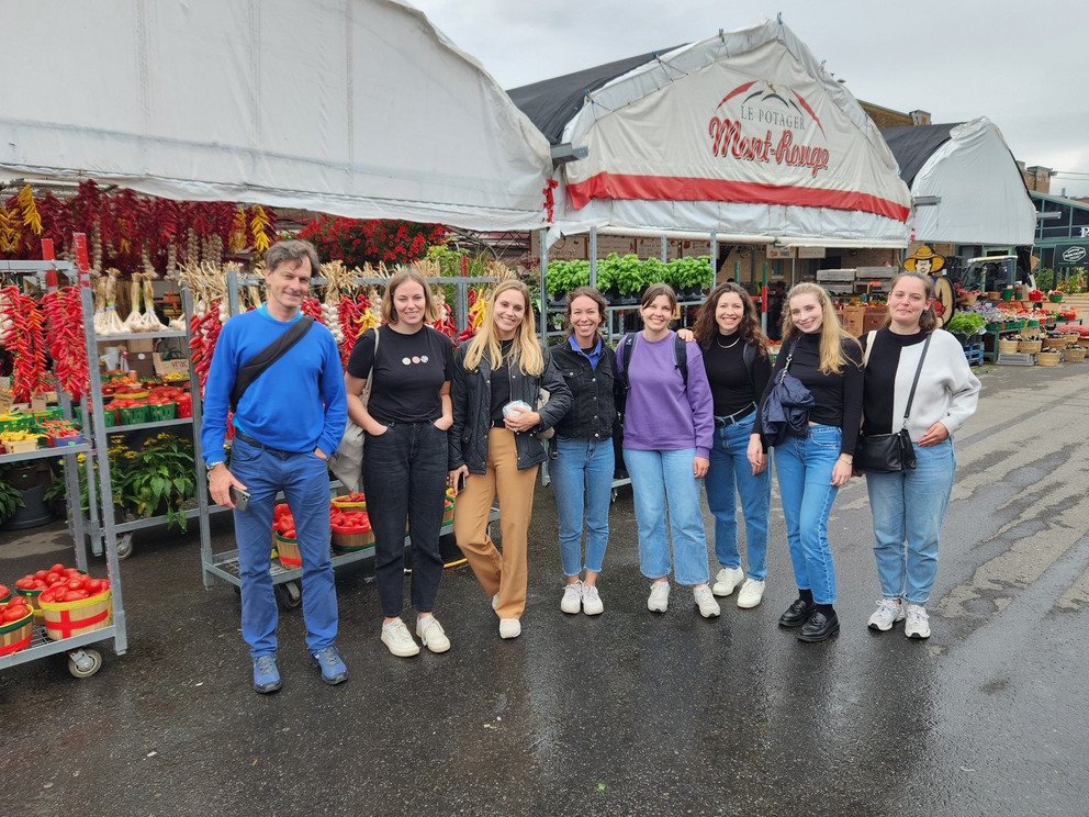Gruppenbild vor einem Markt