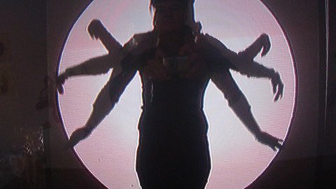 Menschen mit sechs Armen vor gro&szlig;em Lichtkreis