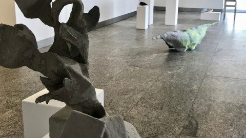 mehrere Ausstellungsst&uuml;cke der Ausstellung Figuration und Abstraktion
