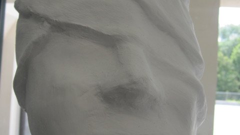 Skulptur eines Gesichtes 