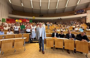 Prof. Mendl mit Teilnehmenden der Abschiedsvorlesung