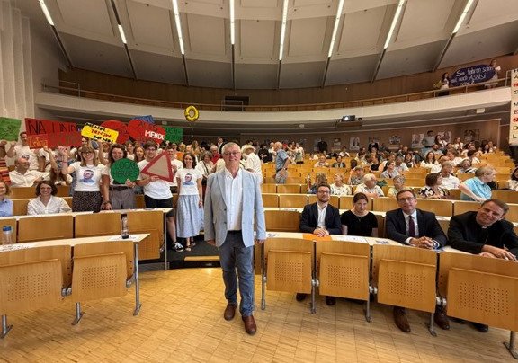 Prof. Mendl mit Teilnehmenden der Abschiedsvorlesung