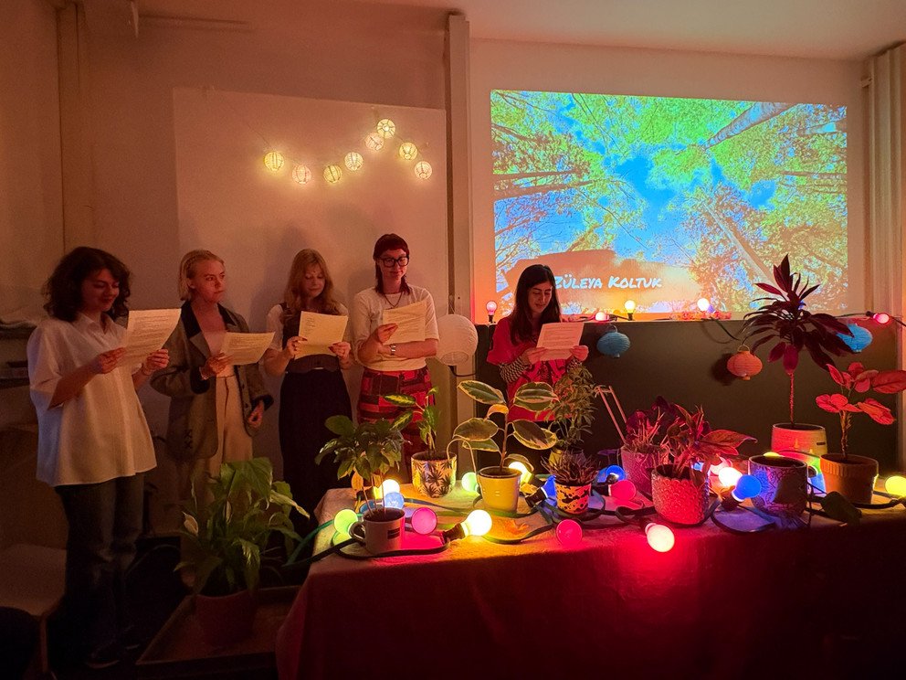 Foto of several speakers