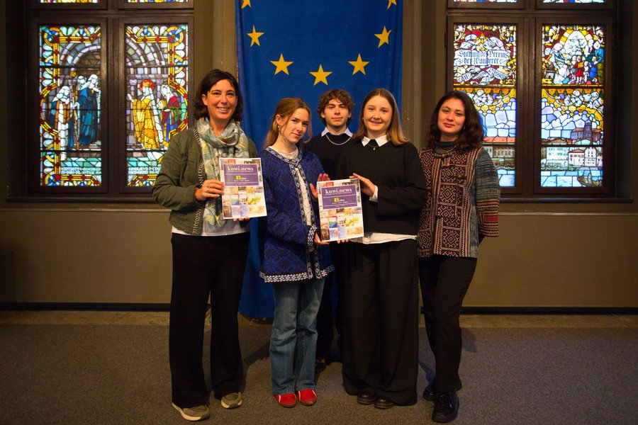 Treffen zum 30. Jubiläum des kuwi netzwerk international e.V. im Passauer Rathaussaal, dem Gründungsort des Netzwerks: (v.l.) Martina Brossmann, Geschäftsführerin kuwi netzwerk, mit Anouk Mainone, Vorständin Social Media im kuwi netzwerk, sowie den studentischen Hilfskräften Kyan Krenn, Leonie Pleie und Linda Rückert; Foto: Fotoprojekt Lichtgestalten e.V.