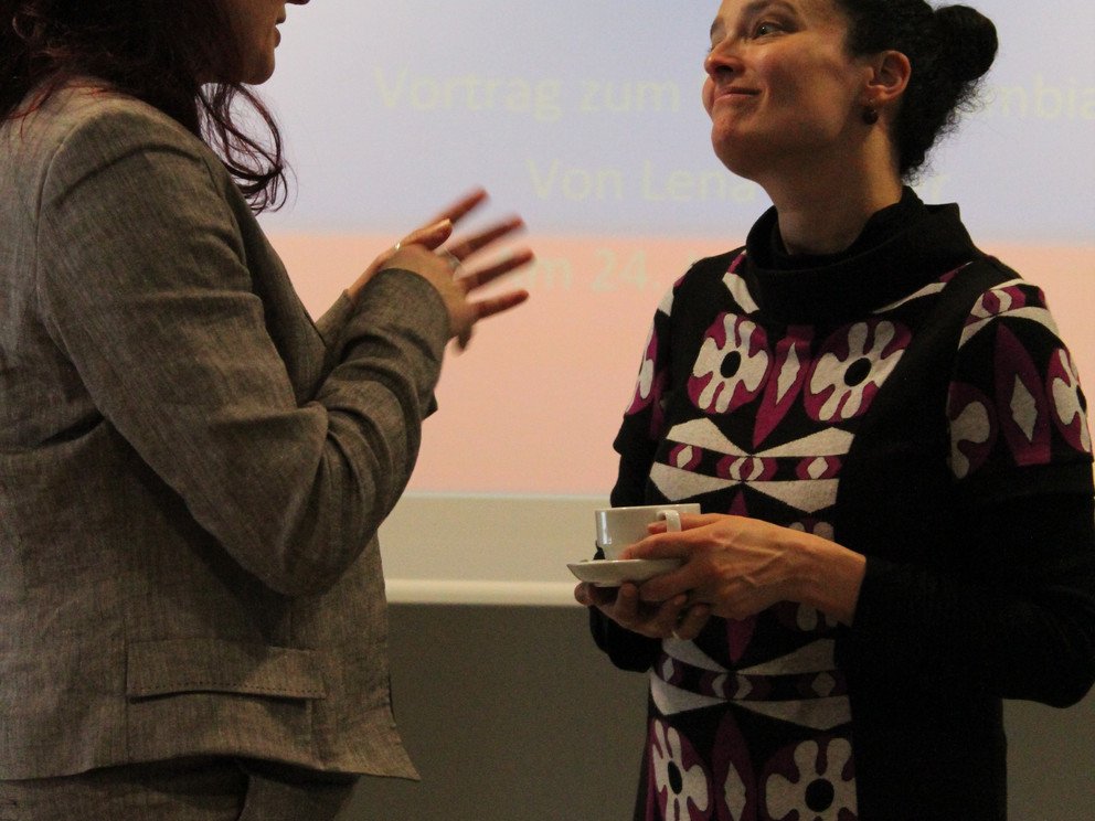 Frau Professorin Dr. Ueckmann im Gespr&auml;ch mit Frau Mar&iacute;a Victor&iacute;a G&oacute;mez Gonz&aacute;lez
