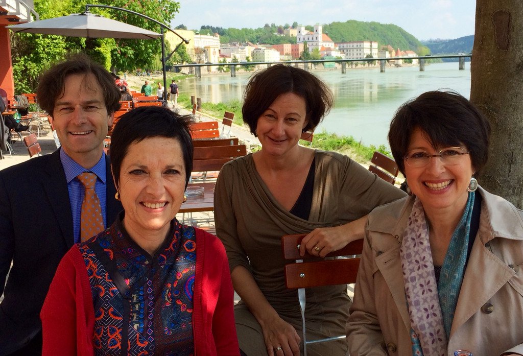 Das Foto zeigt Dr. C. Teissier und Dr. M.-F. Mercadier (Vordergrund) mit der Vizepr&auml;sidentin f&uuml;r internationale Beziehungen, Prof. Ursula Reutner, sowie Prof. Christoph Barmeyer (Hintergrund)