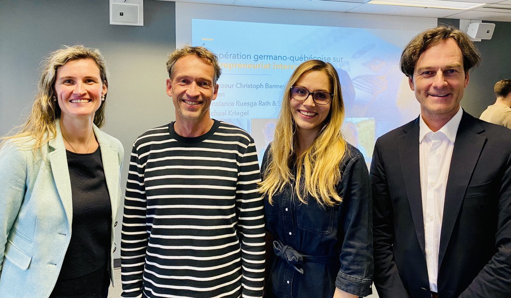 (v.l.): Professorin Kerstin Kuyken, Michael Kriegel, Sina Gro&szlig;kopf und Christoph Barmeyer