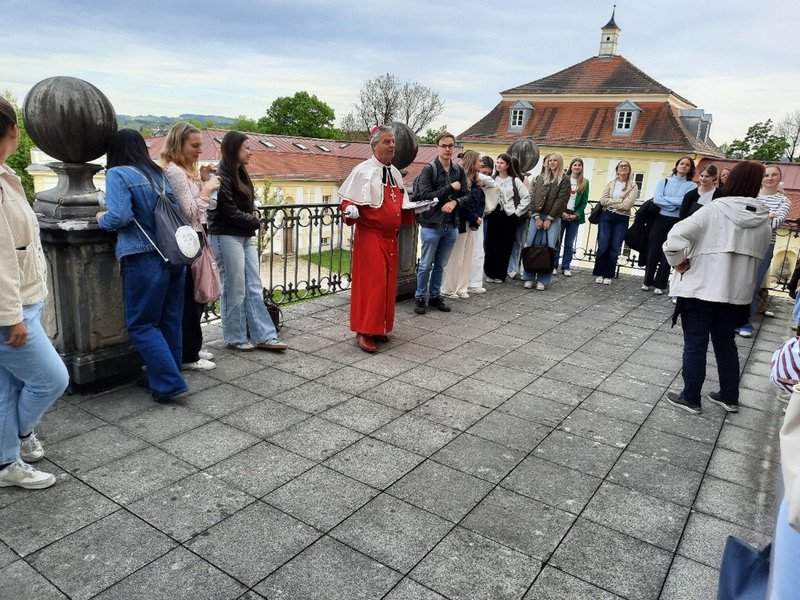 Prof. Dr. Hans Mendl (Inhaber des Lehrstuhls für Religionspädagogik und Didaktik des Religionsunterrichts) dankte Stefan Kamper für die engagierte Führung; Foto: Mendl Prof. Dr. Hans Mendl (Inhaber des Lehrstuhls für Religionspädagogik und Didaktik des Religionsunterrichts) dankte Stefan Kamper für die engagierte Führung; Foto: Mendl