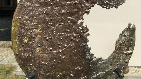 Metallscheibe auf einem Fu&szlig;