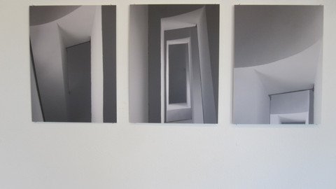 drei Fotografien von R&auml;umen in schwarz wei&szlig;