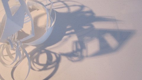 Aus Papier ausgeschnittenes Element wirft einen Schatten auf eine Oberfl&auml;che