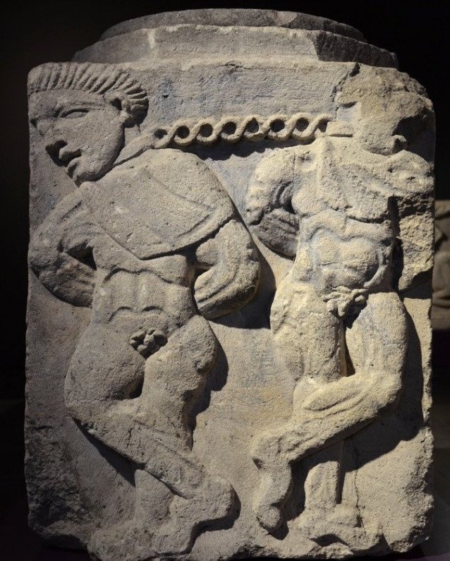 Sockelrelief, 2. H&auml;lfte des 1. Jhs. n. Chr., Pr&auml;torium Mainz: Gefangene in Ketten