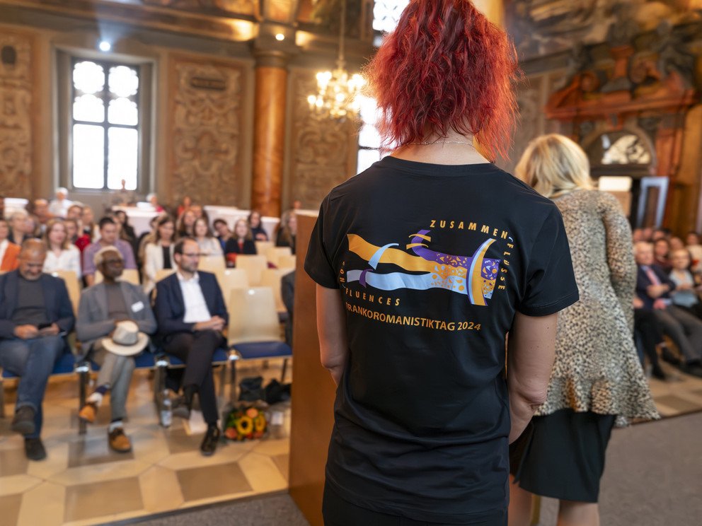 Das Bild zeigt die Tagungs-T-Shirts mit Logo.