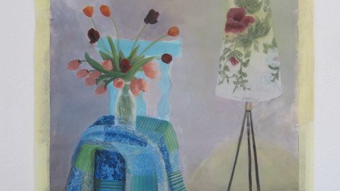 Bild: Tisch mit Blumen neben einer Stehlampe