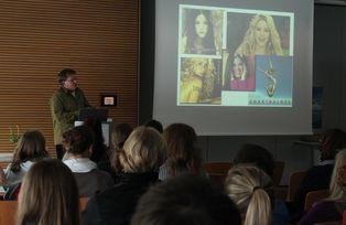 Herr Professor Dr. Fitz berichtet über Shakira Herr Professor Dr. Fitz berichtet über Shakira