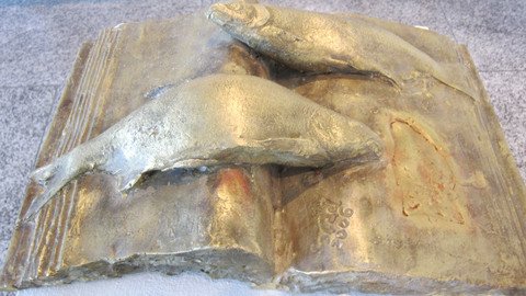 goldenes Buch mit Fischen
