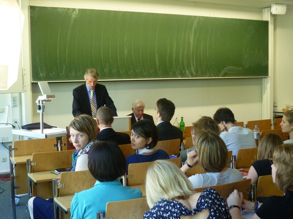  Prof. Dr. Christian Schwarz-Schilling mit Studenten