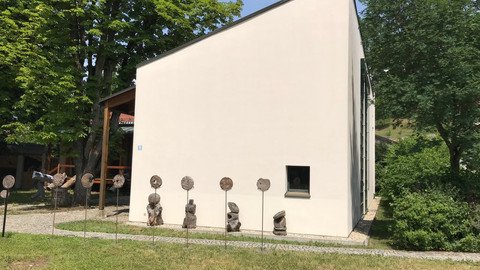 Steinscheiben auf dem Campus