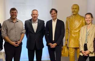 Tobi Rodrigue, Claude Genest, Christoph Barmeyer and Elisabeth Huber at the Société Historique d'Alphonse Desjardins wiht a statue of Alphonse Desjardins