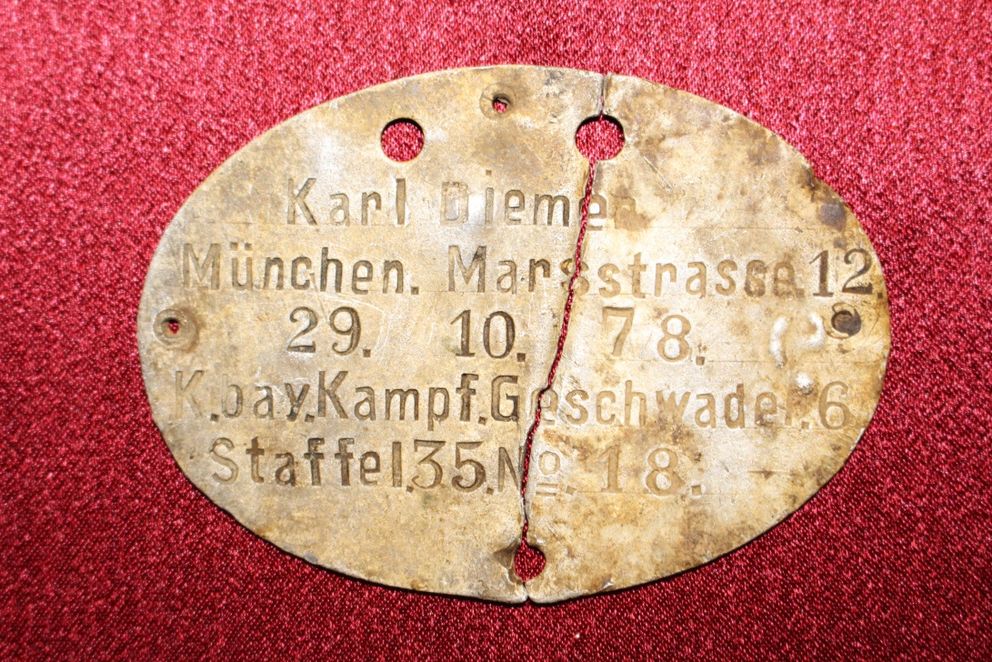 Im Böhmerwald digitalisierten die Studierenden auch Fundstücke unbekannter deutscher Soldaten. Autorinnen: Markéta Coufalová, Tereza Kučerová
