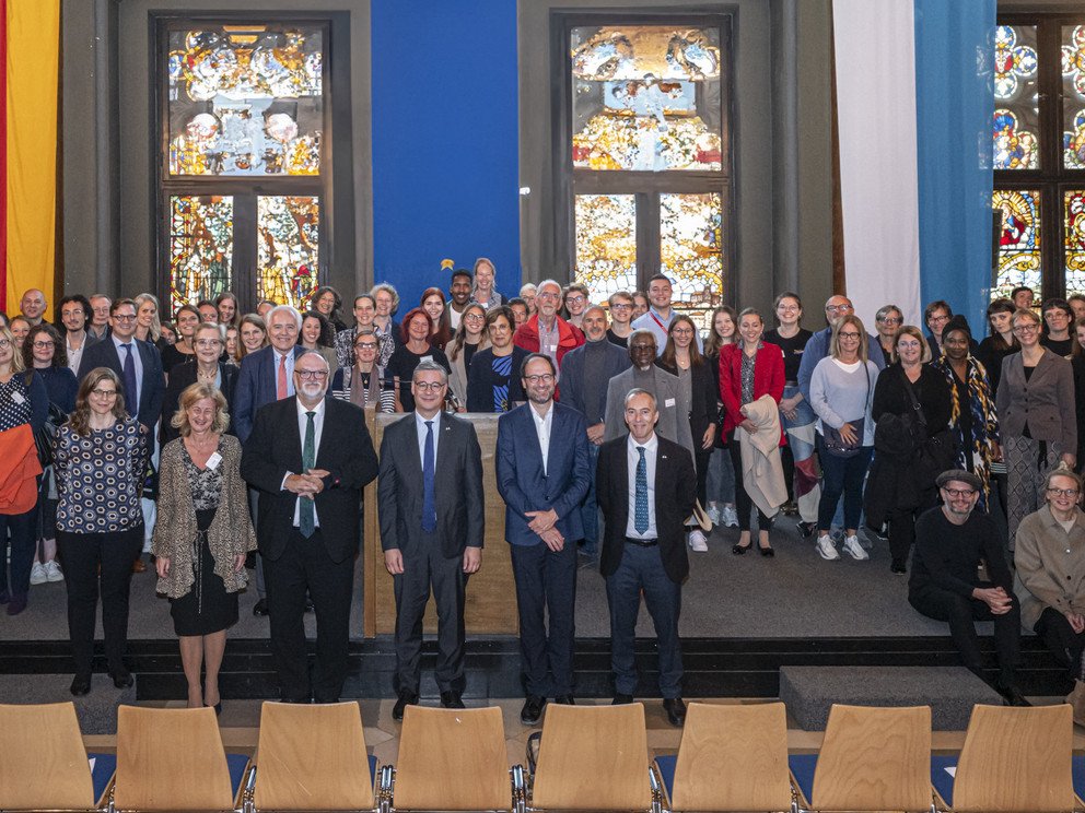 Das Bild zeigt ein abschlie&szlig;endes Gruppenfoto.
