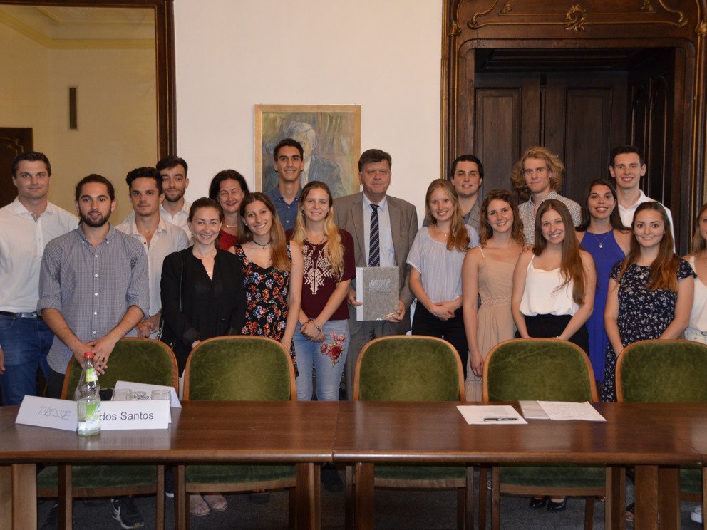El embajador de Argentina Edgardo Malaroda con los estudiantes argentinos, junio de 2018
