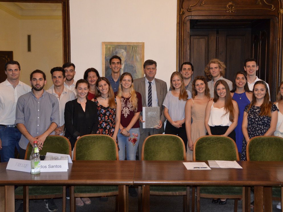 Der Botschafter Argentiniens Edgardo Malaroda im Kreis der argentinischen Studierenden, Juni 2018