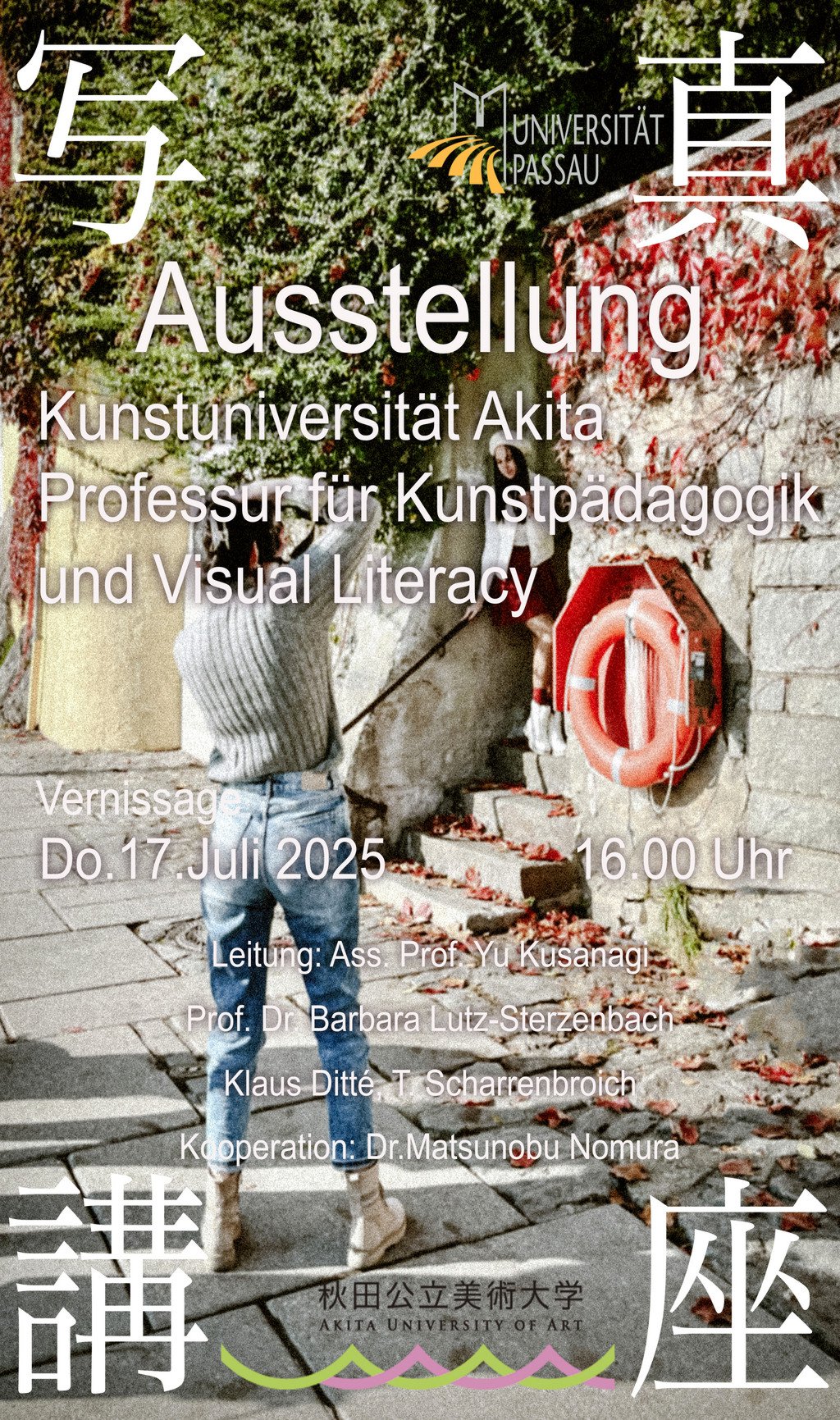 Auf dem Bild ist ein Plakat f&uuml;r die Ausstellung des internationalen Workshops zu sehen. Auf dem Plakat fotografieren zwei Studentinnen an der Innpromenade. 