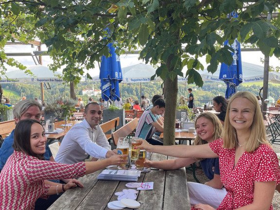 Austausch im Biergarten