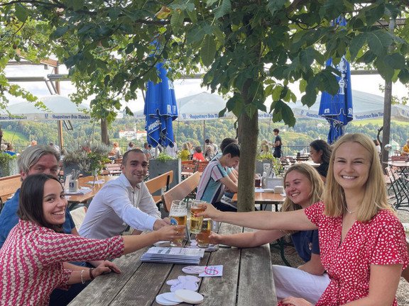 Austausch im Biergarten