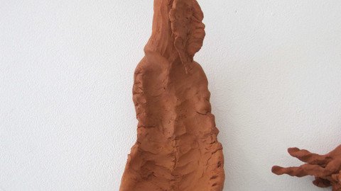Organische Skulptur in Rot-Braun