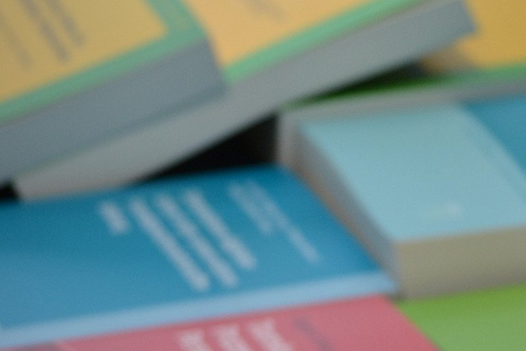Dekoratives Bild der Kachel 'Buchshyprsentation Geschichte der italienischen Sprache'