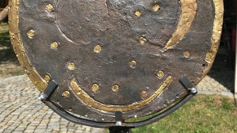 Metallscheibe auf einem Fu&szlig;