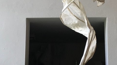 Papier gedreht h&auml;ngend