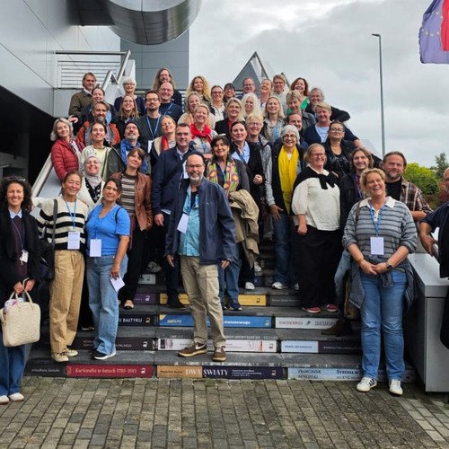 Gruppenfoto: Die Teilnehmenden der ETEN Konferenz stehen auf einer Treppe