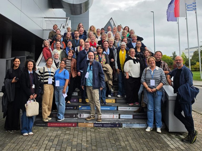 Gruppenfoto: Die Teilnehmenden der ETEN Konferenz stehen auf einer Treppe