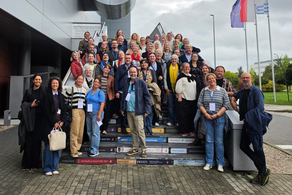 Group picture: The participants of the ETEN Meeting standing on stairs