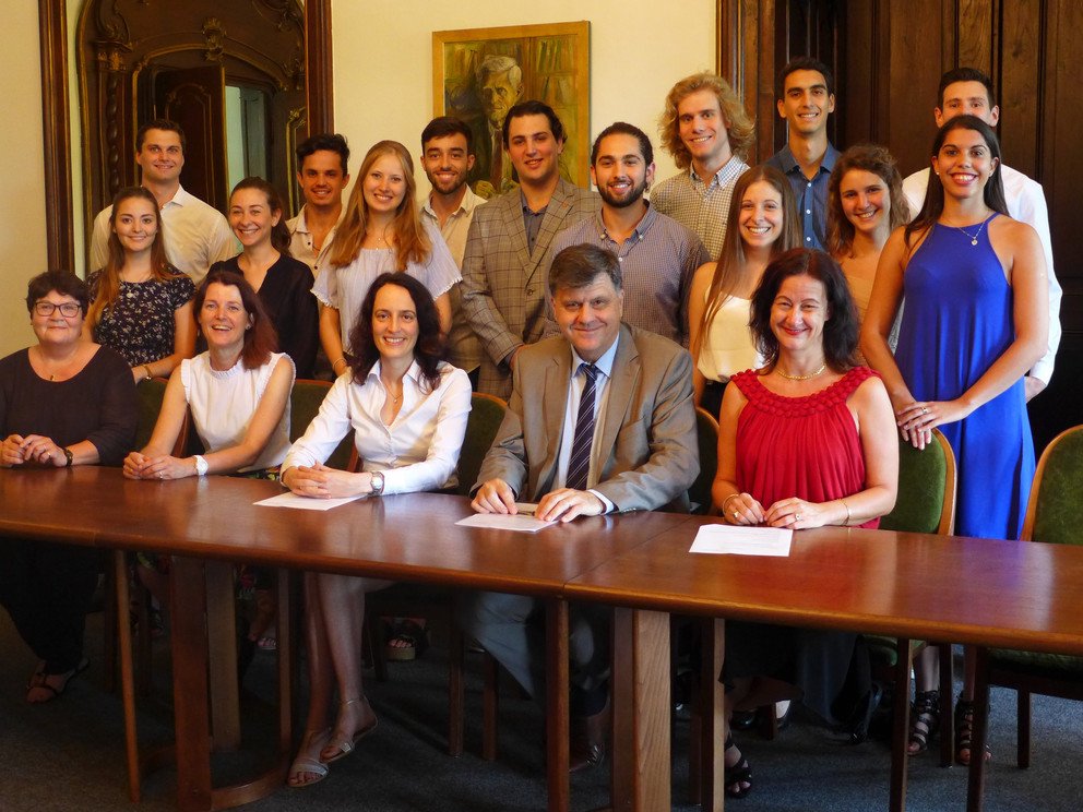 El embajador de Argentina Edgardo Malaroda con los ponentes en la presentaci&oacute;n del programa de doble titulaci&oacute;n, junio de 2018.