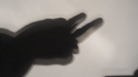 Schatten von H&auml;nden auf einer wei&szlig;en Oberfl&auml;che