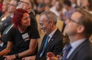 Publikum Es ist ein Bildausschnitt aus dem Publikum zu sehen.