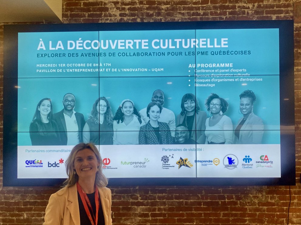 Prof. Dr. Kerstin Kuyken in front of presentation "&Agrave; la d&eacute;couverte culturelle"