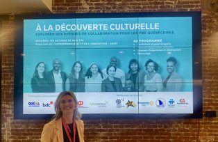 Prof. Dr. Kerstin Kuyken in front of presentation "À la découverte culturelle"