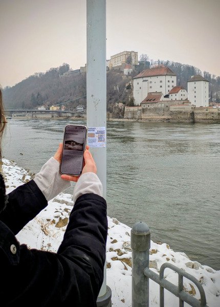 &Uuml;ber Sticker mit QR-Codes k&ouml;nnen historische Stadtansichten abgerufen werden; Foto: PYREC / Kira Braun
