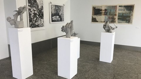 Ausstellungsst&uuml;cke Figuration und Abstraktion: Steinelemente auf drei S&auml;ulen aufgestellt