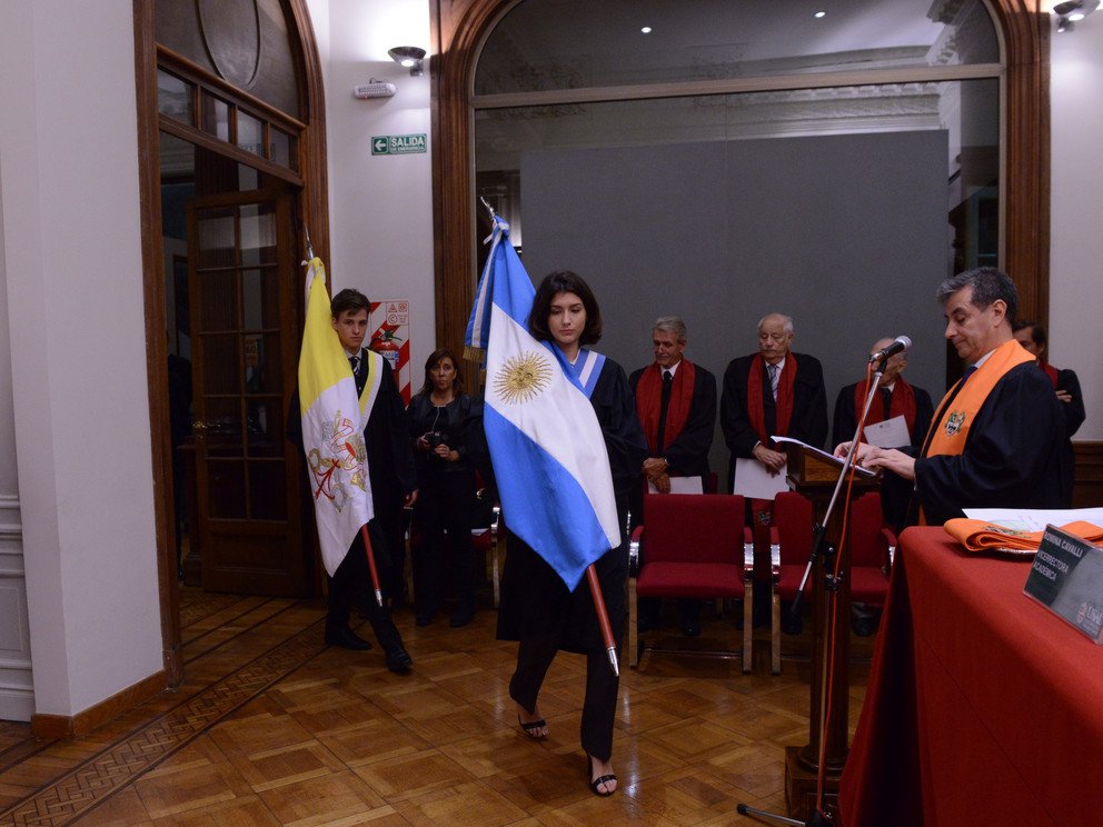 Einzug der Fahnentr&auml;ger mit der Flagge Argentiniens und der des Vatikans