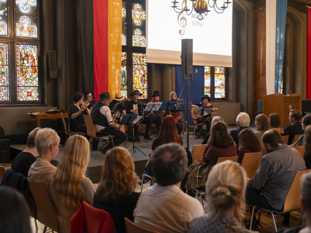 Das Bild zeigt den Auftritt der Musikgruppe Sechs-Achtel.