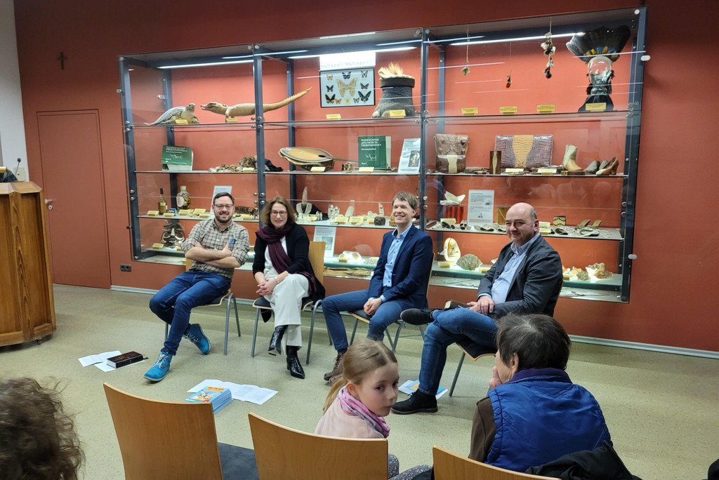 Biblisches Quartett vor Vitrinen im Zoo