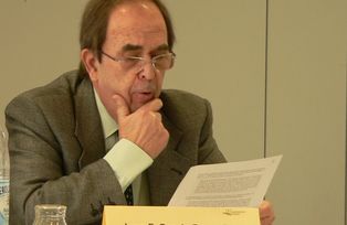 Juan F. Garc&iacute;a Bascu&ntilde;ana