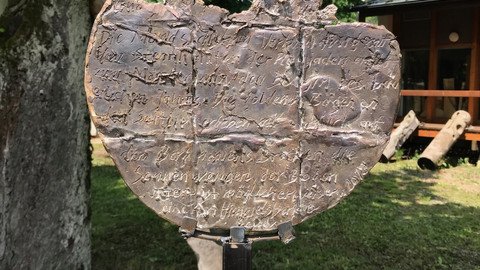 Metallscheibe auf einem Fu&szlig;